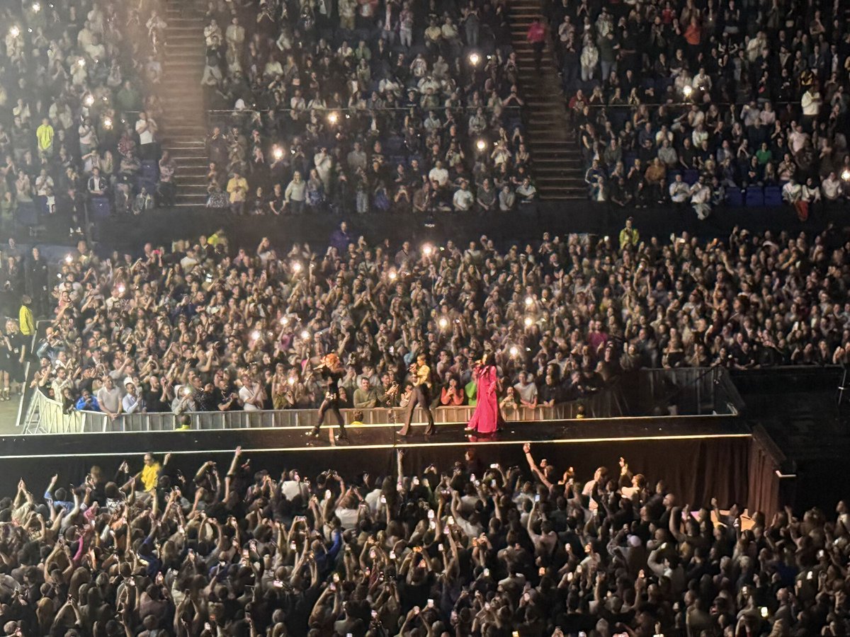 TheDigitalLine's tweet image. A big thank you to the staff at @AmazonUK  for hosting George Vaughan &amp;amp; the YTL team at their offices in Holborn &amp;amp; showing their Just Walk Out technology in operation at the @TheO2 and rounding off with the #Sugarbabes live in concert.

#Frictionless #HospitalityTech #ArenaTech