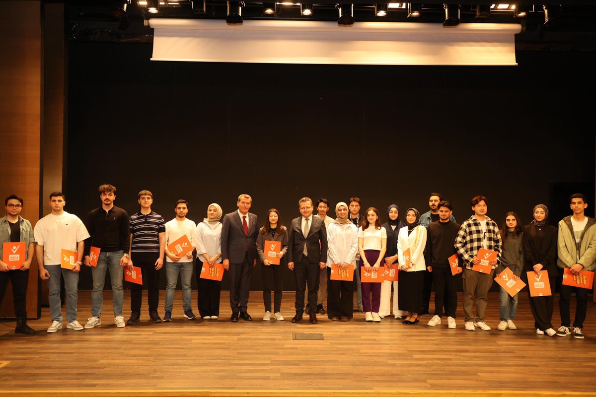 omerrarisoy's tweet photo. 📍Zeytinburnu Gençlik Merkezi İHA 1 Ticari Pilot Eğitimi ve 3D Yazıcı Atölyesi Sertifika Töreni

Sadece Zeytinburnu’na değil gençlerimize de yeni özellikler kazandırıyoruz:)

@Zeytinburnu_GM hesabını takip edin lütfen, haberiniz olsun. https://t.co/GvO6RAg1kL