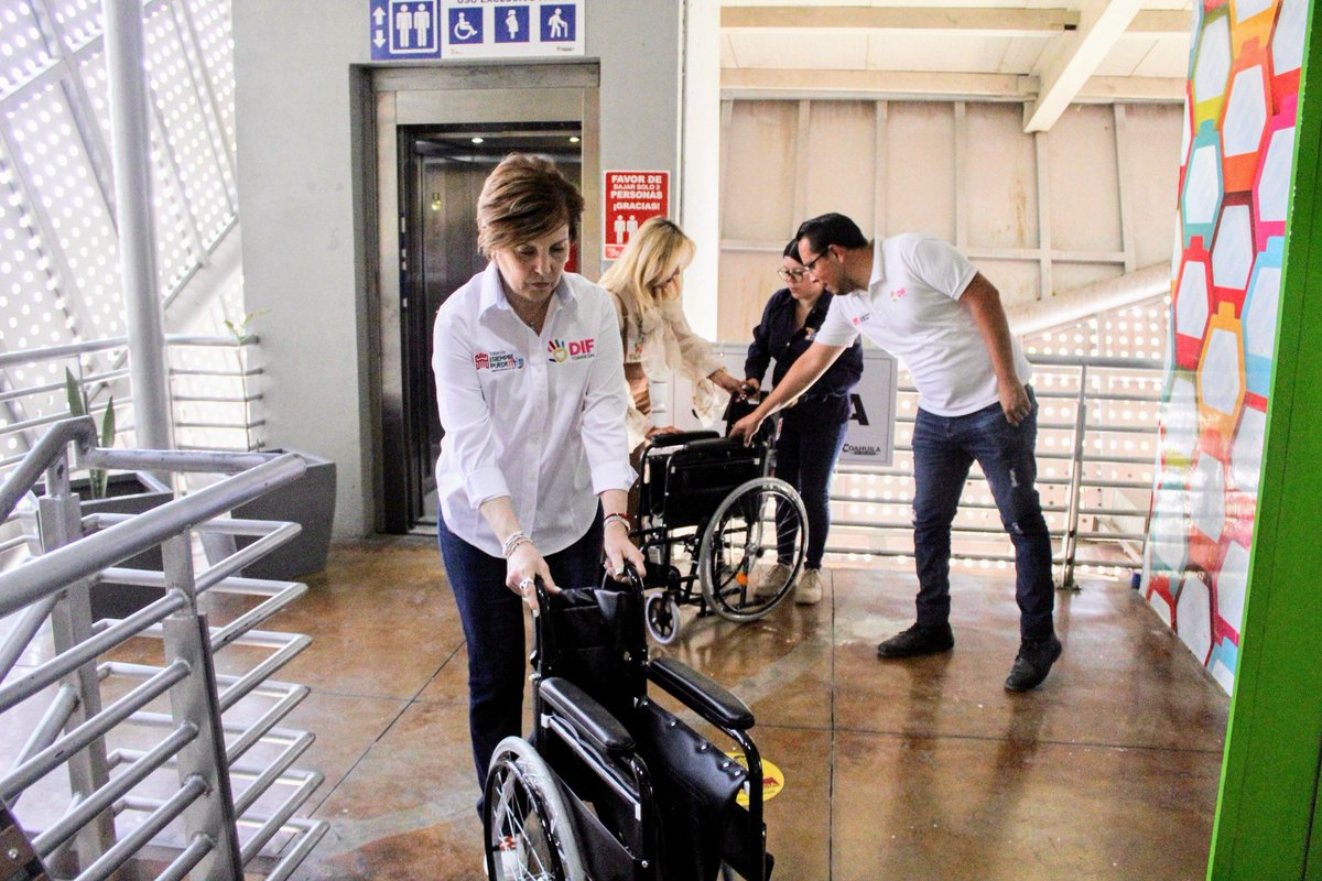 La Sra. Selina Bremer de Cepeda visitó el Teleférico de Torreón 🚡e hizo entrega de 2 sillas de ruedas, para apoyar a adultos mayores y personas que asi lo necesiten dentro de sus instalaciones. ♿️

#DIFTorreón #MiQueridoTorreónAhoraTeQuieroMás