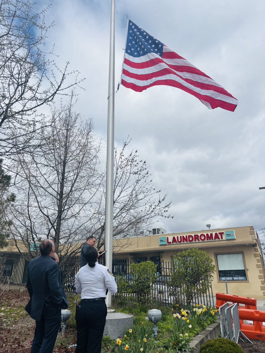 Staten Island Borough President Vito J. Fossella (@sibpvito) on Twitter photo 🇺🇸BP Fossella joined Deputy Inspector Glorisel Lee today to raise the new flag outside the <a href="/NYPD121Pct/">NYPD 121st Precinct</a> . God bless the brave men and women of the NYPD and God bless America. 🇺🇸BP Fossella joined Deputy Inspector Glorisel Lee today to raise the new flag outside the <a href="/NYPD121Pct/">NYPD 121st Precinct</a> . God bless the brave men and women of the NYPD and God bless America.