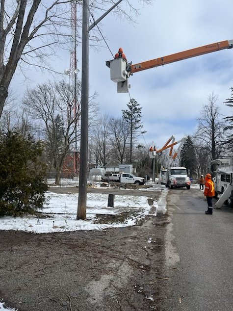 ENWINUtilities's tweet photo. Our crews are heading home after assisting with power restoration in County of Simcoe following the major ice storm. Thank you for your hard work and dedication! 💡👏 And thank you to those still working up north. #ENWIN #MutualAid #ThankYouCrews https://t.co/MnDZVoufNk