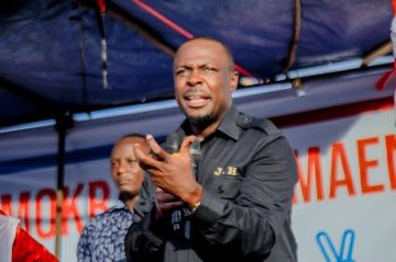 AdvMahinyila's tweet photo. Makamu Mwenyekiti wa Chama Taifa Mhe. @HecheJohn akizungumza na Wananchi wa Jimbo la Kibamba, Viwanja vya Maramba mawili Mbezi, Leo 16 Aprili 2025.

#NoReformsNoElection https://t.co/9pezJiwZe0