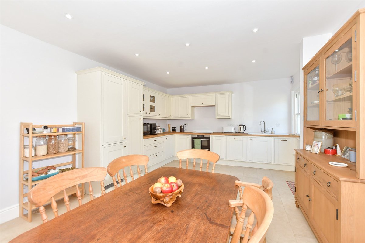 🏡 3 Bedrooms | Hythe, Kent

If you're looking for a rural location, then look no further as this semi-detached house is surrounded by stunning countryside in the beautiful hamlet of Postling. Offering a new kitchen and Victorian style bathroom.

👉 birdeye.cx/scoi34