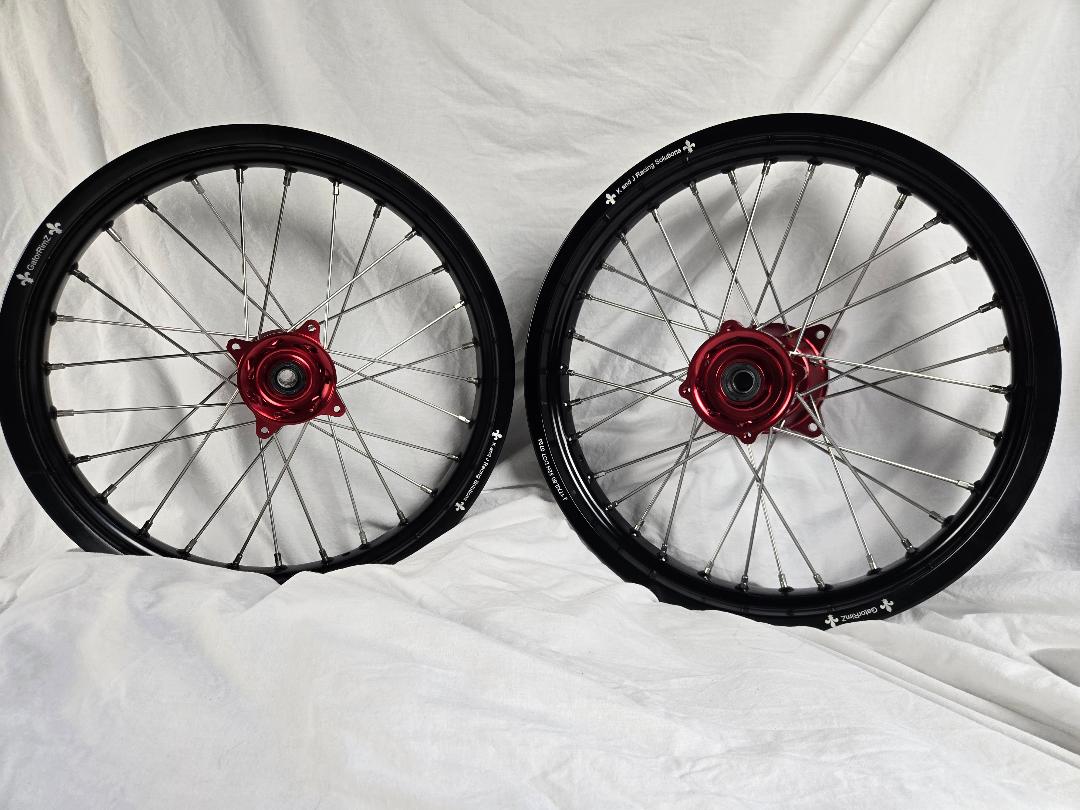 nolde34538's tweet photo. CRF150R 17" x 2.50" rims with Tusk red hubs and spacers.  $850.96.  https://t.co/LpgPrpwqyN

Also available with OEM hubs, or save lots of cash and send us your own OEM hubs!  #CRF150R #CRF150rb #GatorRimZ #flattrack #flattracker https://t.co/c1kNRIruzV