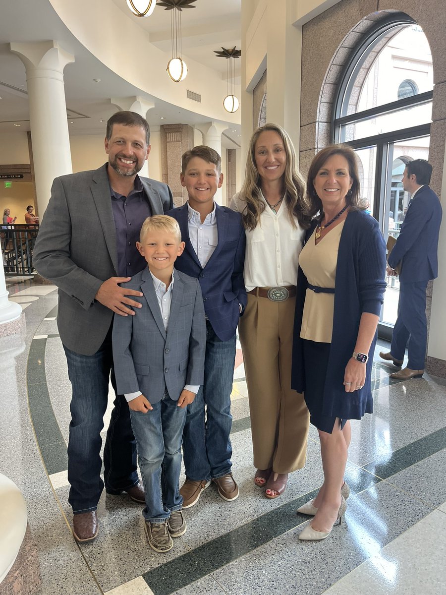 AngelaPaxtonTX's tweet photo. It was great visiting with this homeschool family who came to support Senate Bill 401. This bill helps homeschool students participate in UIL activities in public school districts.
#Txlege #TxEd #supporthomeschooling https://t.co/69zNt7HWfm