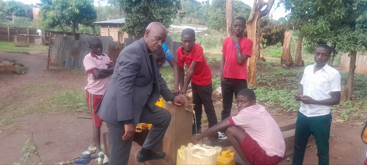 smugisha2014's tweet photo. Today I inspected the water project in kitongore kazo and I was Happy to see my people getting water @KagutaMuseveni @AnitahAmong @KazoDLG https://t.co/6WQrUYt5fw