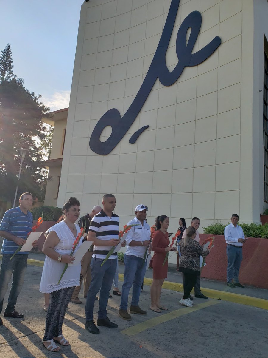 #VillaClara| 🇨🇺 A propósito del aniversario 64 del PCC, organización creada un 16 de abril fueron reconocidos cuadros y trabajadores 

🗣️ Presidieron la conmemoración @Colina_VClara y Yaritza Moya secretaria del Gobierno Provincial