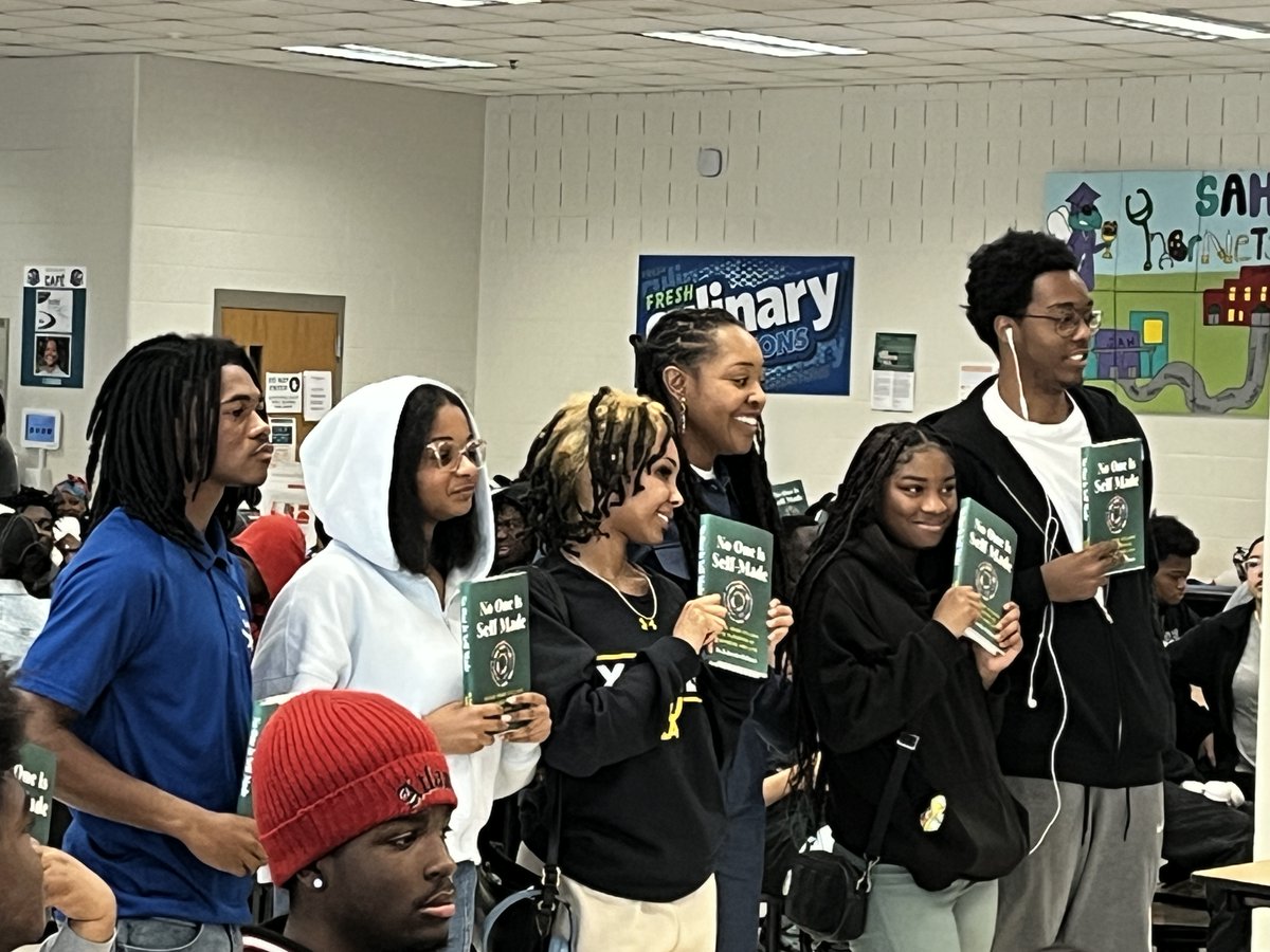 APSWashington's tweet photo. A great event hosted by @APSMediaServ on yesterday, at South Atlanta HS ! Author Lakeysha Hallmon offered priceless financial advice, insight and inspiration for our scholars! The Q&A portion of the event was excellent as well! #nooneisselfmade @AP_BJones @apsupdate https://t.co/gyRtBzEdbo