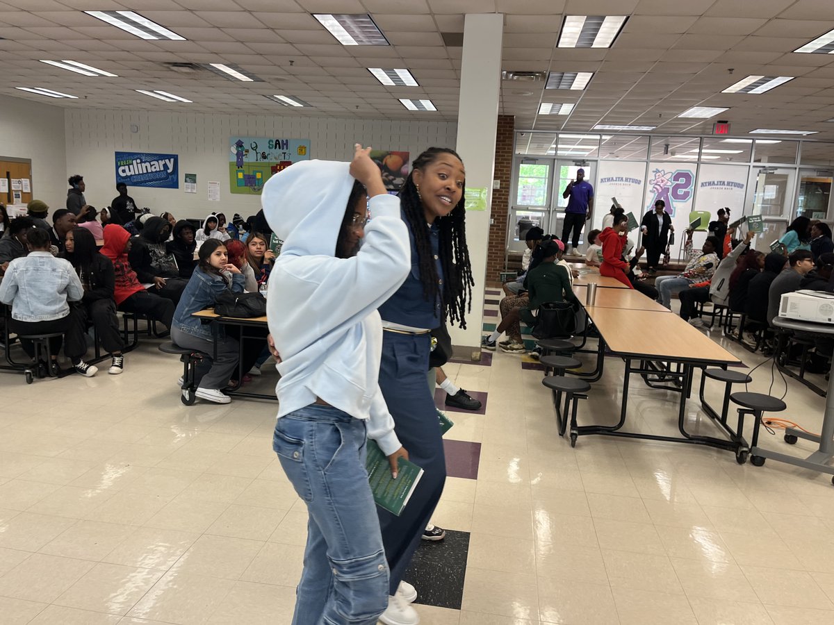APSWashington's tweet photo. A great event hosted by @APSMediaServ on yesterday, at South Atlanta HS ! Author Lakeysha Hallmon offered priceless financial advice, insight and inspiration for our scholars! The Q&A portion of the event was excellent as well! #nooneisselfmade @AP_BJones @apsupdate https://t.co/gyRtBzEdbo
