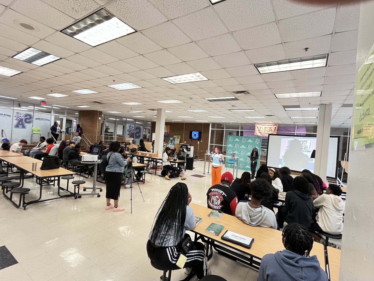 APSWashington's tweet photo. A great event hosted by @APSMediaServ on yesterday, at South Atlanta HS ! Author Lakeysha Hallmon offered priceless financial advice, insight and inspiration for our scholars! The Q&A portion of the event was excellent as well! #nooneisselfmade @AP_BJones @apsupdate https://t.co/gyRtBzEdbo