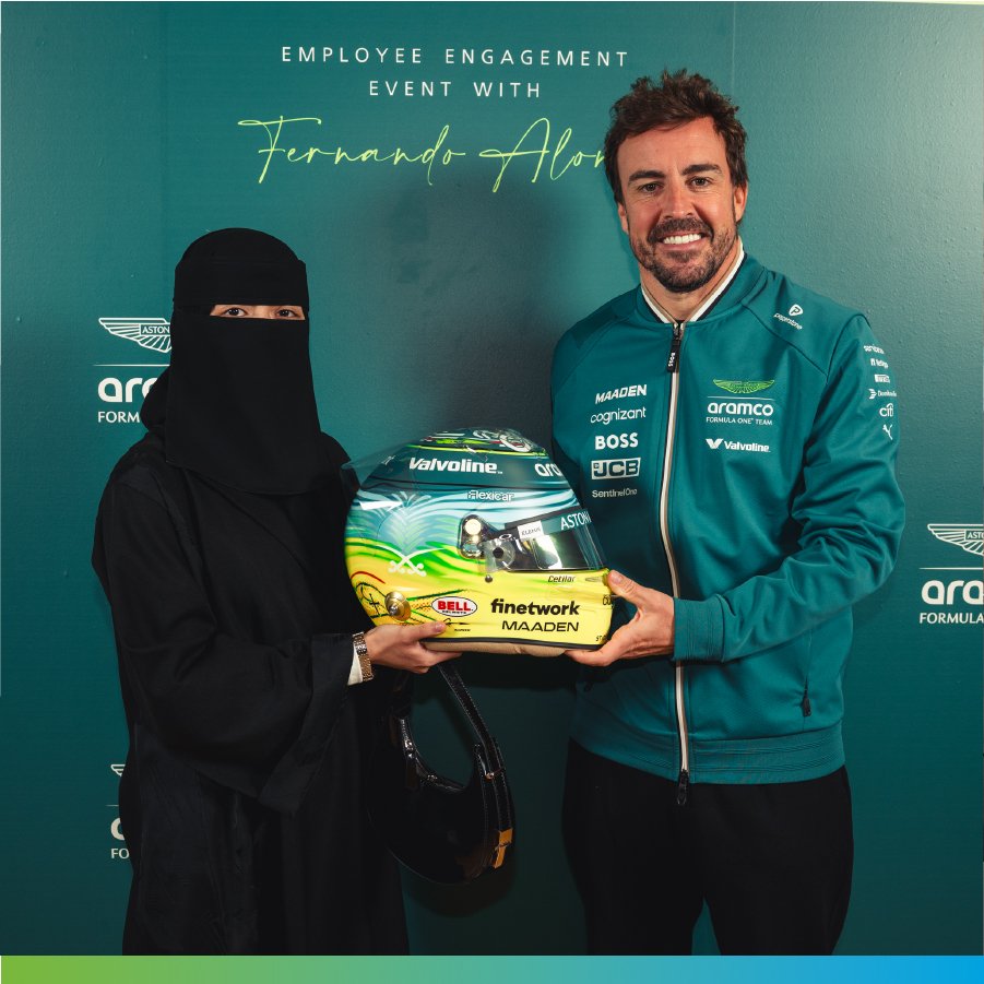 Gracias a la longeva carrera de Fernando Alonso en la Fórmula 1, estas dos imágenes suyas sirven de espejo para ver cómo ha cambiado el mundo en apenas dos décadas. Lo woke retira a las azafatas, pone a mujeres (o lo que sea que esté debajo) tapadas y te lo venden como progreso.