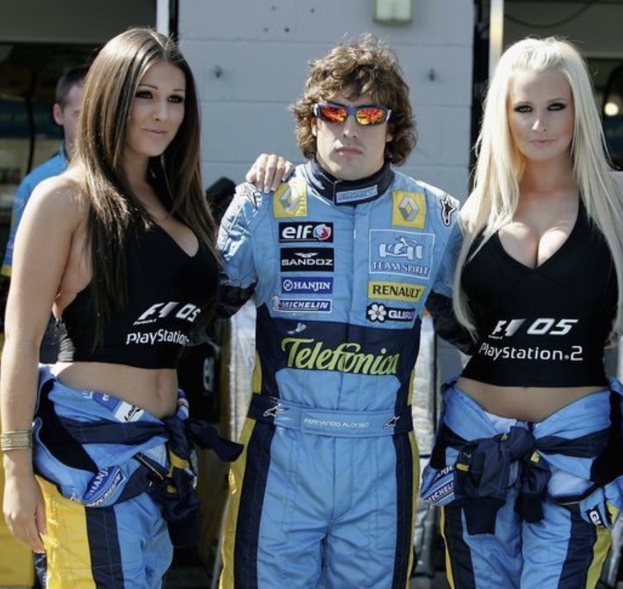 DeividDiGiel's tweet photo. Gracias a la longeva carrera de Fernando Alonso en la Fórmula 1, estas dos imágenes suyas sirven de espejo para ver cómo ha cambiado el mundo en apenas dos décadas. Lo woke retira a las azafatas, pone a mujeres (o lo que sea que esté debajo) tapadas y te lo venden como progreso. https://t.co/Ehml41AMqd