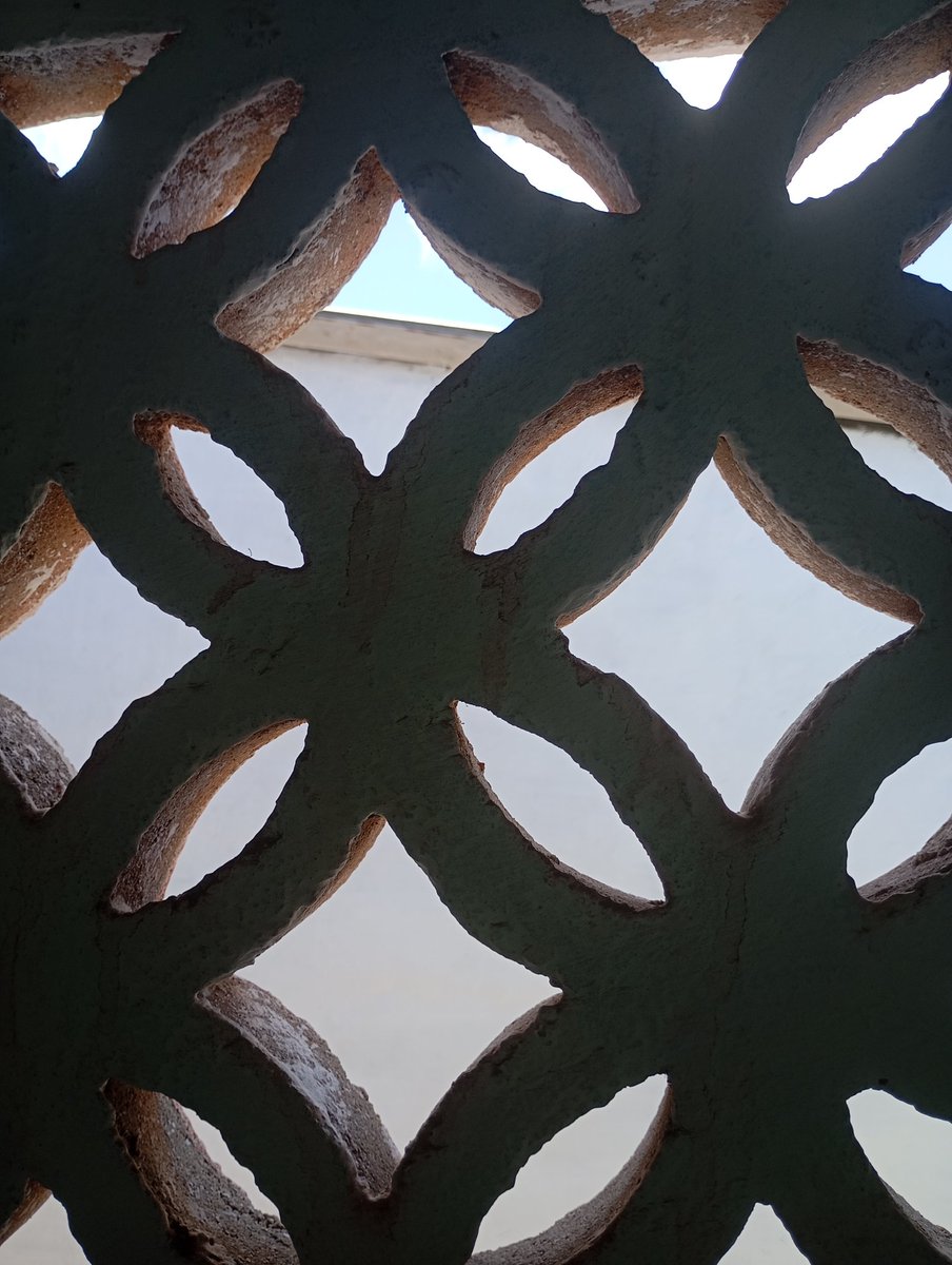 AlleriaYukari's tweet photo. Esse é o comungó daqui de casa, de origem árabe, é um resquício da influência dos mouros enraizada no do dia a dia da cultura nordestina, comungó é uma espécie de janela que era ou ainda é feita de cimento, ajuda na luminosidade e ventilação.
#home #mouro #moro #janela #Arabic https://t.co/CahjJt5R84
