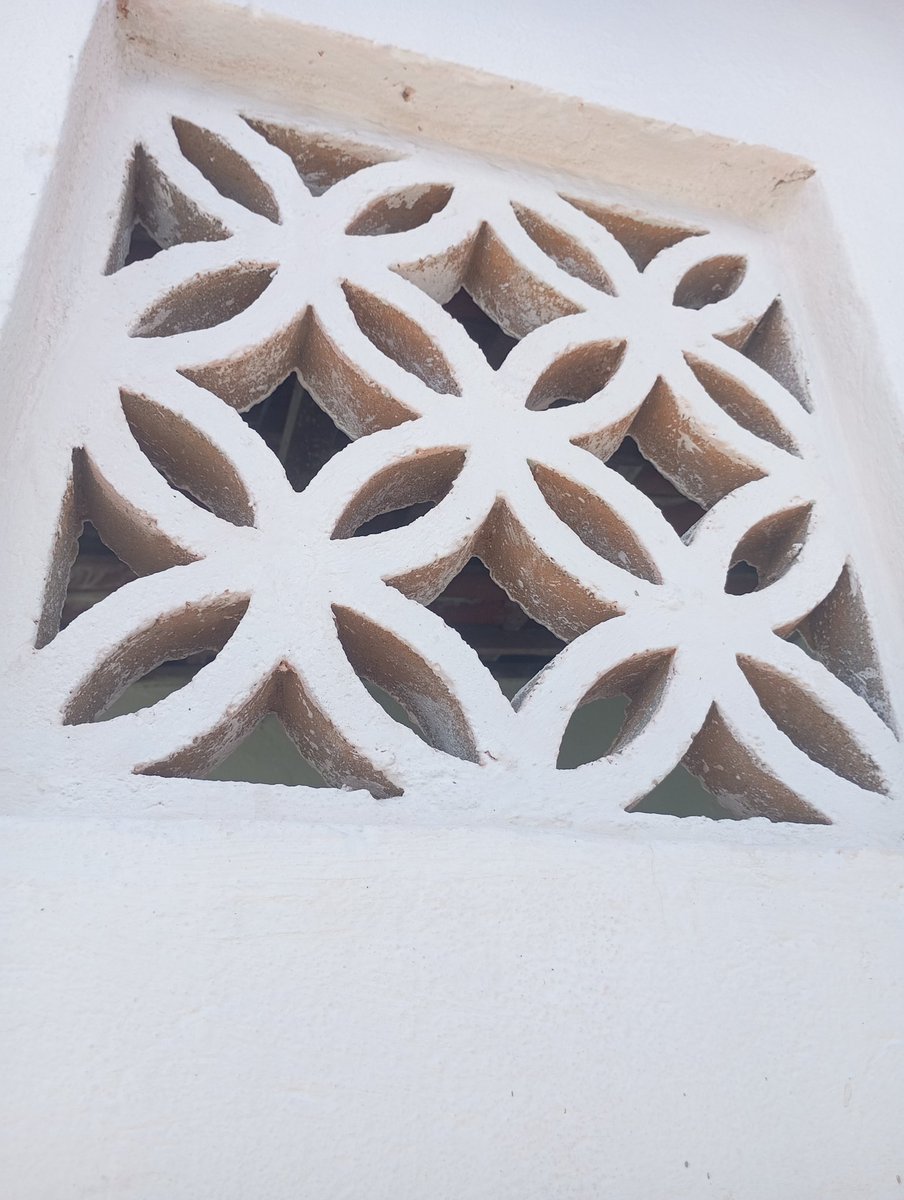 AlleriaYukari's tweet photo. Esse é o comungó daqui de casa, de origem árabe, é um resquício da influência dos mouros enraizada no do dia a dia da cultura nordestina, comungó é uma espécie de janela que era ou ainda é feita de cimento, ajuda na luminosidade e ventilação.
#home #mouro #moro #janela #Arabic https://t.co/CahjJt5R84