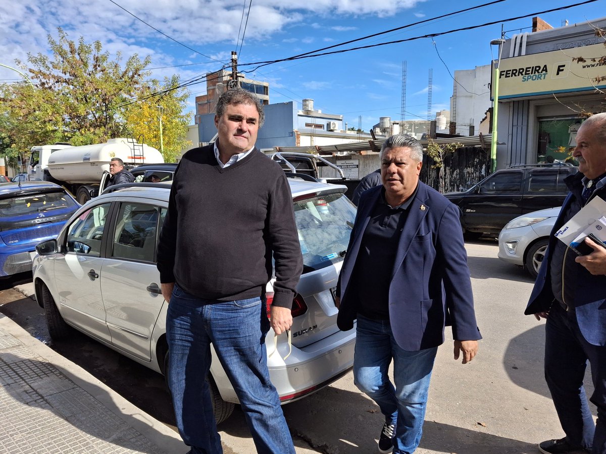AlanWMoreno's tweet photo. AHORA: El Presidente de la AFA, Claudio Fabian Tapia, acaba de llegar a la sede de @VillaMitreBB. Reunión con dirigentes, para luego dirigirse al Hospital Penna a hacer entrega del dinero recaudado en el amistoso de la Seleccion Argentina https://t.co/zArfpcBcXp