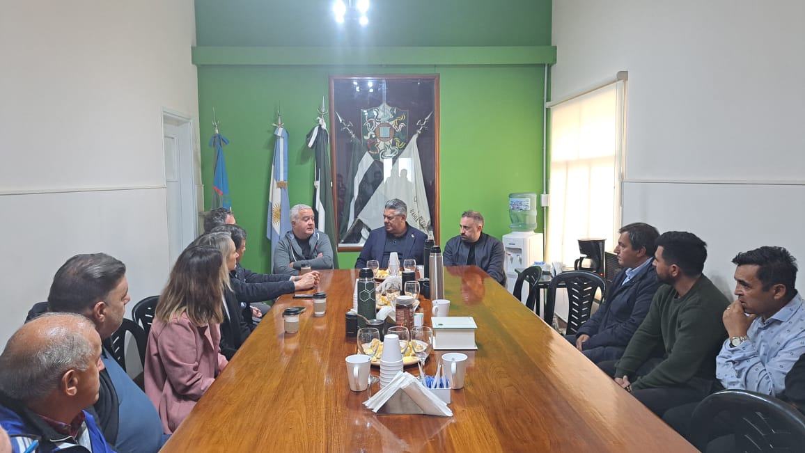 AlanWMoreno's tweet photo. AHORA: El Presidente de la AFA, Claudio Fabian Tapia, acaba de llegar a la sede de @VillaMitreBB. Reunión con dirigentes, para luego dirigirse al Hospital Penna a hacer entrega del dinero recaudado en el amistoso de la Seleccion Argentina https://t.co/zArfpcBcXp
