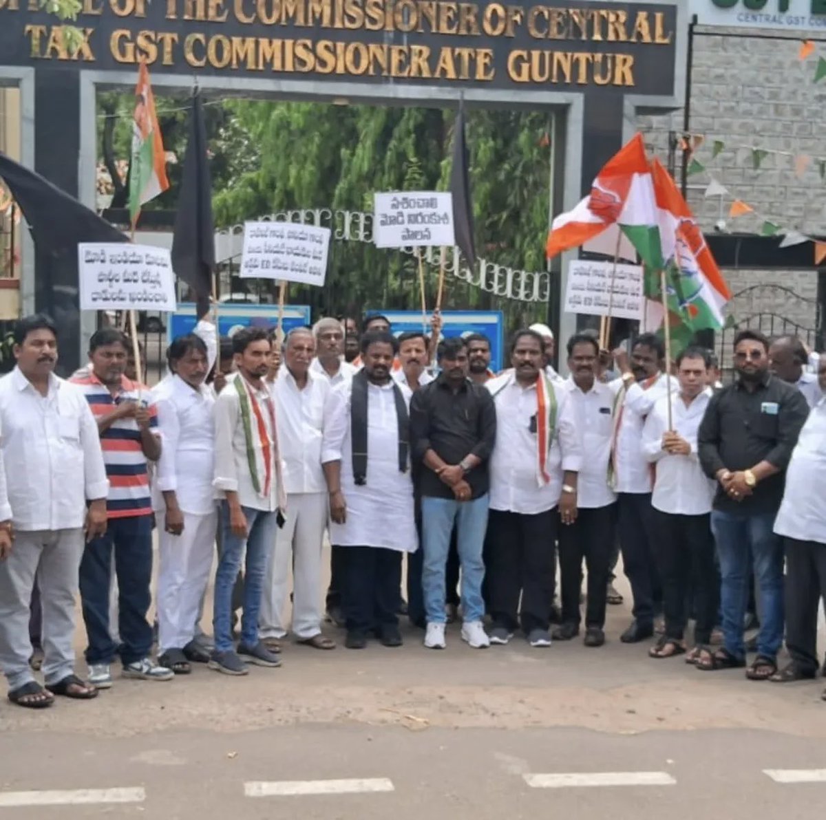 madanamohanredd's tweet photo. Today against ED @realyssharmila @manickamtagore @RudrarajuGidugu @DrPalakVermaINC @GaneshYadavINC https://t.co/DSIjgM9sXL