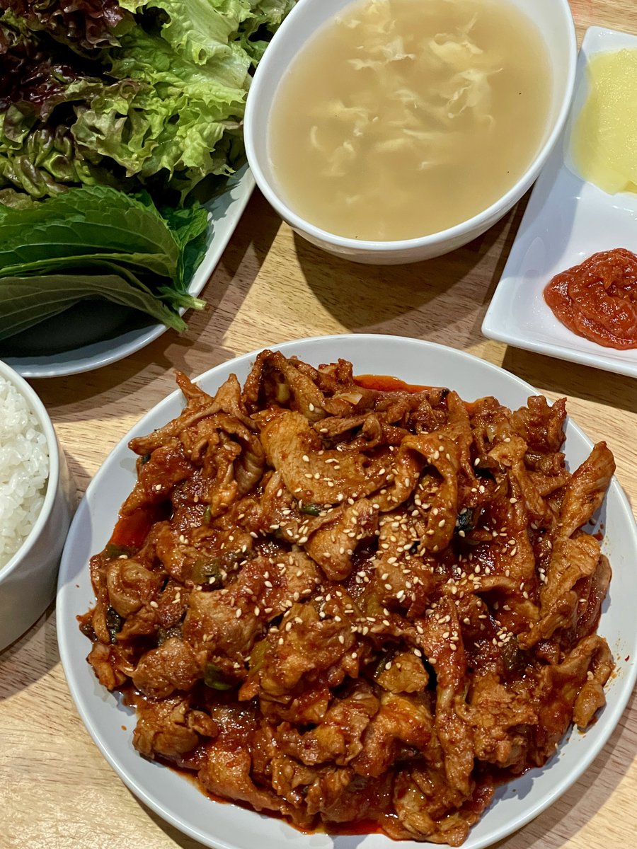 JN_eats's tweet photo. 기사식당st 제육볶음 레시피 찵여왔습니다

뒷다리살 1근 고춧가루3 고추장1 미림3 설탕2 진간장2 굴소스2 올리고당1 다진마늘1 참기름1 고추기름1 후추톡톡 미원1작은스푼 버무려서 30분이상 쿨쿨따 재워놨다가 대파랑 볶아먹으면 됨 https://t.co/siKj78Qvjy