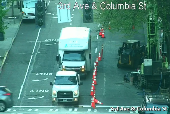 Đường bộ đang diễn ra trên Columbia St giữa 5 Ave