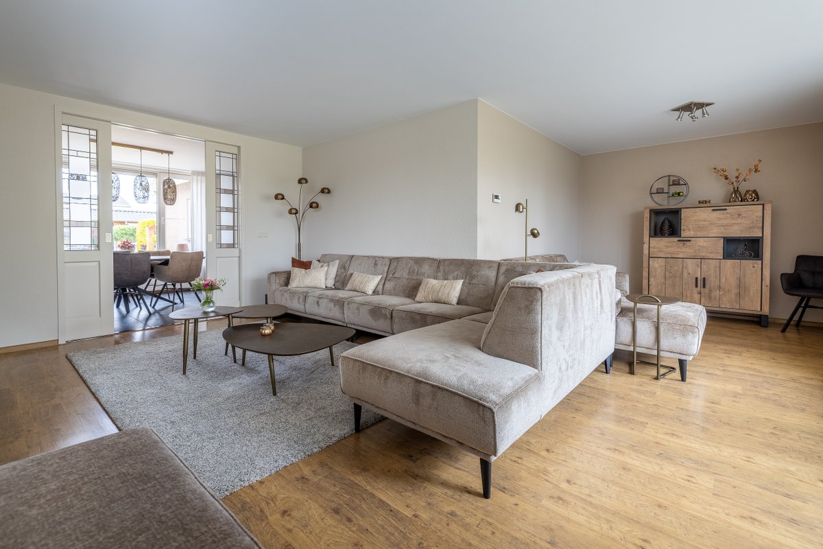 Kom gauw kijken naar deze schitterende vrijstaande #woning aan de Hamalandstraat 15 in #Kilder! Deze woning biedt een aantal fantastische pluspunten, waaronder een groot perceel van 534 m² en een ruime woonoppervlakte van ca. 181 m². #Welkom! youtu.be/QpBAn7c_p4k #TeKoop