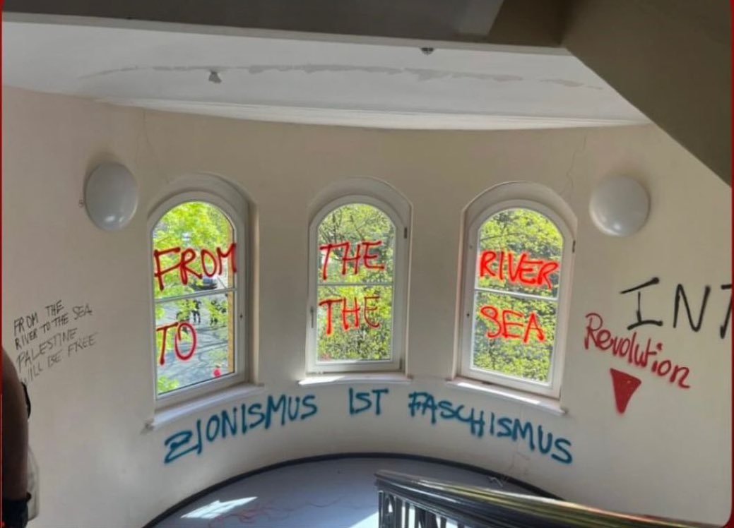 „Zionismus ist Faschismus“ steht jetzt in der HU während einer „pro-palästinensischen“ Besetzung. Das ist kein Aktivismus. Das ist Antisemitismus.
Wer das Existenzrecht Israels angreift, steht nicht auf der Seite von Menschenrechten – sondern von Terroristen.