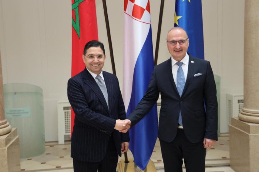 في ظرف 48 ساعة (مول المقص) بات في باريس🇫🇷 وفطر في استونيا🇪🇪 وتغذى في مالدوفيا🇲🇩 وتعشى في كرواتيا 🇭🇷 .
وجاب ثلاثة ديال الاعترافات جداد.