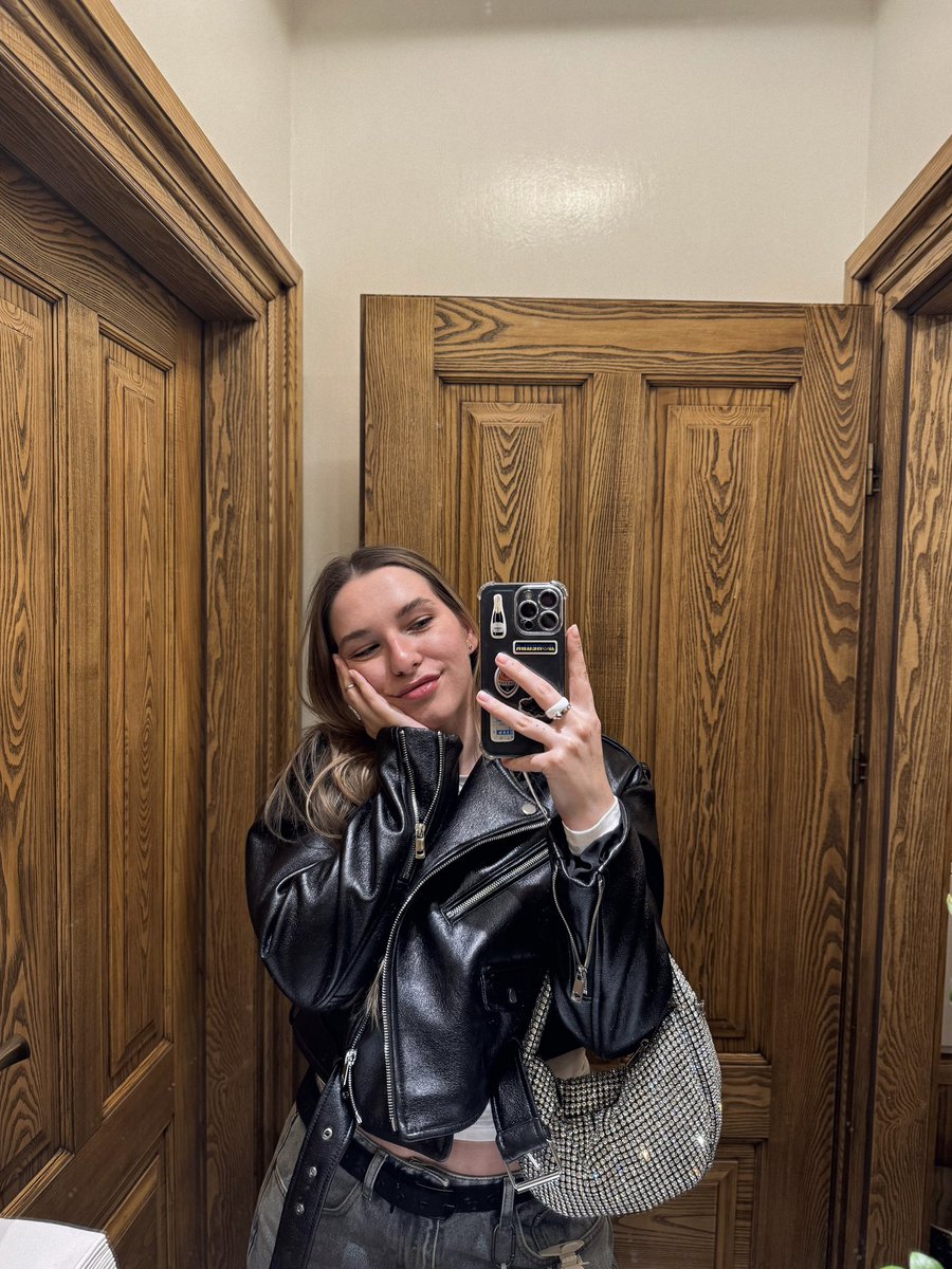 Пішли посидимо, розповіси шо в тебе болить