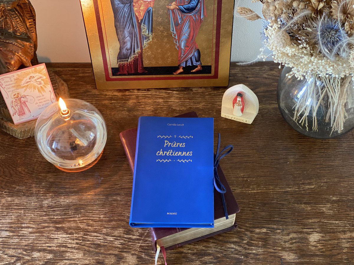 Grande joie de publier chez <a href="/MameEditions/">Editions Mame</a> ce petit carnet de prières chrétiennes, compagnon de route des âmes qui cherchent Dieu en toute chose et dans leur quotidien ! Reliure cuir, tranche dorée, un bel objet qui m’a fait voyager à travers les plus beaux textes de l’Eglise !✨