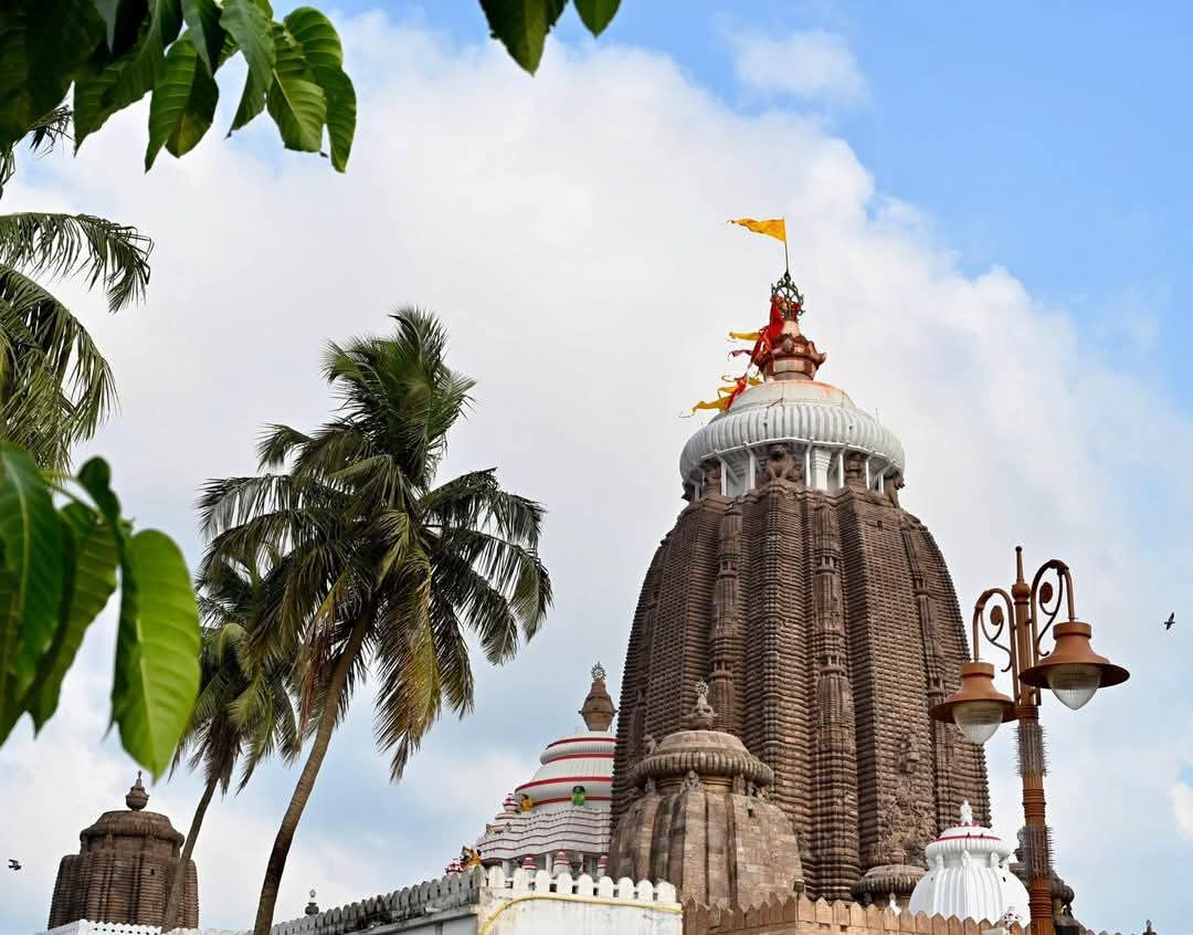 आदरणीय अखिलेश यादव जी जिस मंदिर में आज दर्शन कर रहे हैं उसको माननीय जी ने स्वयं अपने निजी कोष से बनवाया है...

इसमें लगने वाला पत्थर कन्या कुमारी से आ रहा है इसकी कीमत करीब 500 करोड़ बताई जा रही है इसमें भगवान शिव बिराजमान है ....इस मंदिर की उम्र करीब 5000 वर्ष बताया जा रहा ....