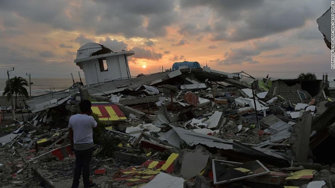 EmergenciasEc's tweet photo. Hoy se cumplen 9 años del devastador terremoto que sacudió Ecuador el 16 de abril de 2016.
Ese día, un sismo de magnitud 7,8 azotó la costa pacífica ecuatoriana, dejando una estela de destrucción y pérdida de vidas humanas.
El epicentro se ubicó entre las parroquias Pedernales y Cojimíes del cantón Pedernales, en la provincia de Manabí.
El sismo se sintió en varias provincias de Ecuador, incluyendo Manabí, Esmeraldas, Guayas, Santa Elena, Los Ríos y Santo Domingo.
También se percibió en países vecinos como Colombia y Perú.
Más de 680 personas fallecieron, 12 desaparecieron y 6.274 resultaron heridas.
Ciudades como Pedernales, Manta, Portoviejo y Chone fueron las más afectadas y que hasta el Día de hoy no han podido ser reconstruidas.