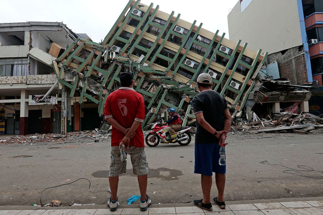 EmergenciasEc's tweet photo. Hoy se cumplen 9 años del devastador terremoto que sacudió Ecuador el 16 de abril de 2016.
Ese día, un sismo de magnitud 7,8 azotó la costa pacífica ecuatoriana, dejando una estela de destrucción y pérdida de vidas humanas.
El epicentro se ubicó entre las parroquias Pedernales y Cojimíes del cantón Pedernales, en la provincia de Manabí.
El sismo se sintió en varias provincias de Ecuador, incluyendo Manabí, Esmeraldas, Guayas, Santa Elena, Los Ríos y Santo Domingo.
También se percibió en países vecinos como Colombia y Perú.
Más de 680 personas fallecieron, 12 desaparecieron y 6.274 resultaron heridas.
Ciudades como Pedernales, Manta, Portoviejo y Chone fueron las más afectadas y que hasta el Día de hoy no han podido ser reconstruidas.