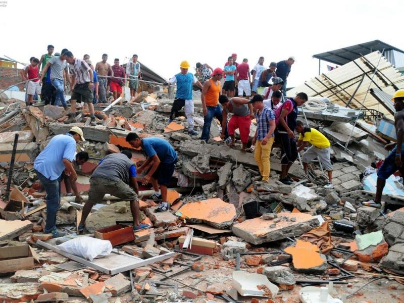 EmergenciasEc's tweet photo. Hoy se cumplen 9 años del devastador terremoto que sacudió Ecuador el 16 de abril de 2016.
Ese día, un sismo de magnitud 7,8 azotó la costa pacífica ecuatoriana, dejando una estela de destrucción y pérdida de vidas humanas.
El epicentro se ubicó entre las parroquias Pedernales y Cojimíes del cantón Pedernales, en la provincia de Manabí.
El sismo se sintió en varias provincias de Ecuador, incluyendo Manabí, Esmeraldas, Guayas, Santa Elena, Los Ríos y Santo Domingo.
También se percibió en países vecinos como Colombia y Perú.
Más de 680 personas fallecieron, 12 desaparecieron y 6.274 resultaron heridas.
Ciudades como Pedernales, Manta, Portoviejo y Chone fueron las más afectadas y que hasta el Día de hoy no han podido ser reconstruidas.