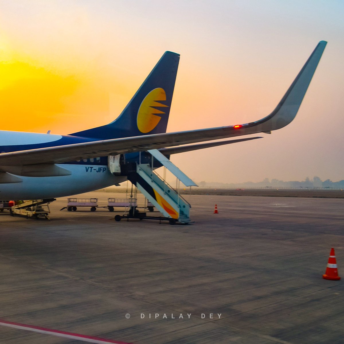dipalay's tweet photo. That nostalgic wing view ! From the time when the Sun used to shine both in the sky and tail of the 9W birds.

A #wingviewwednesday from Lucknow with a bygone era pic. 

#avgeek #JetAirways #B737 #Boeing https://t.co/0guSX6pz4D