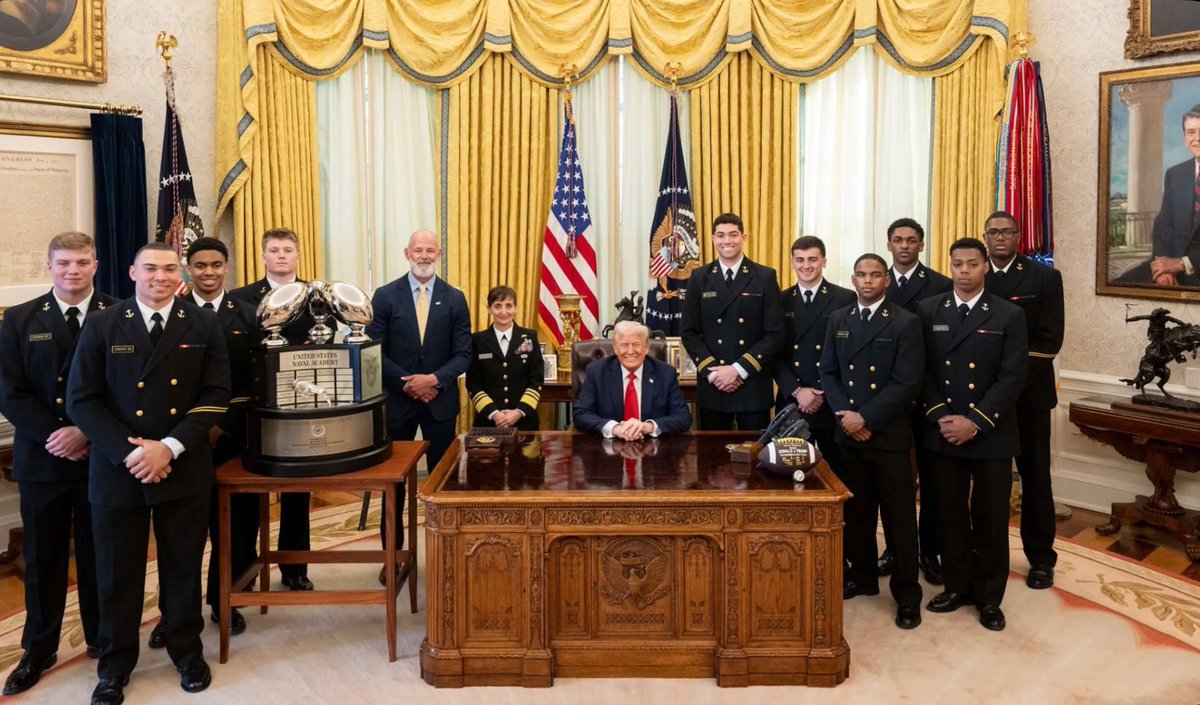 JJMustangAT's tweet photo. Gee..I wonder how many Northside ISD kids have been in the Oval Office with the sitting President( I’ll wait)QB 1 Jackson Gutierrez..Jay High School is proud of you! J’s UP! https://t.co/CfoCiqZspc