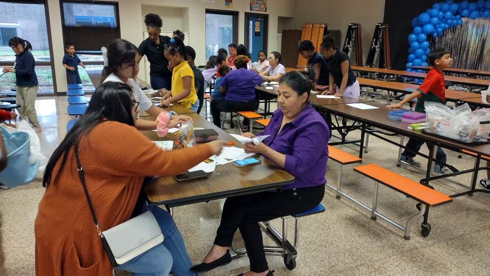 Mahanay_CIA's tweet image. Family Engagement is Important. We love our CIA students and parents. #SpringOuting @AliefISD_CIA @Henderson_CIA @MahanayStars