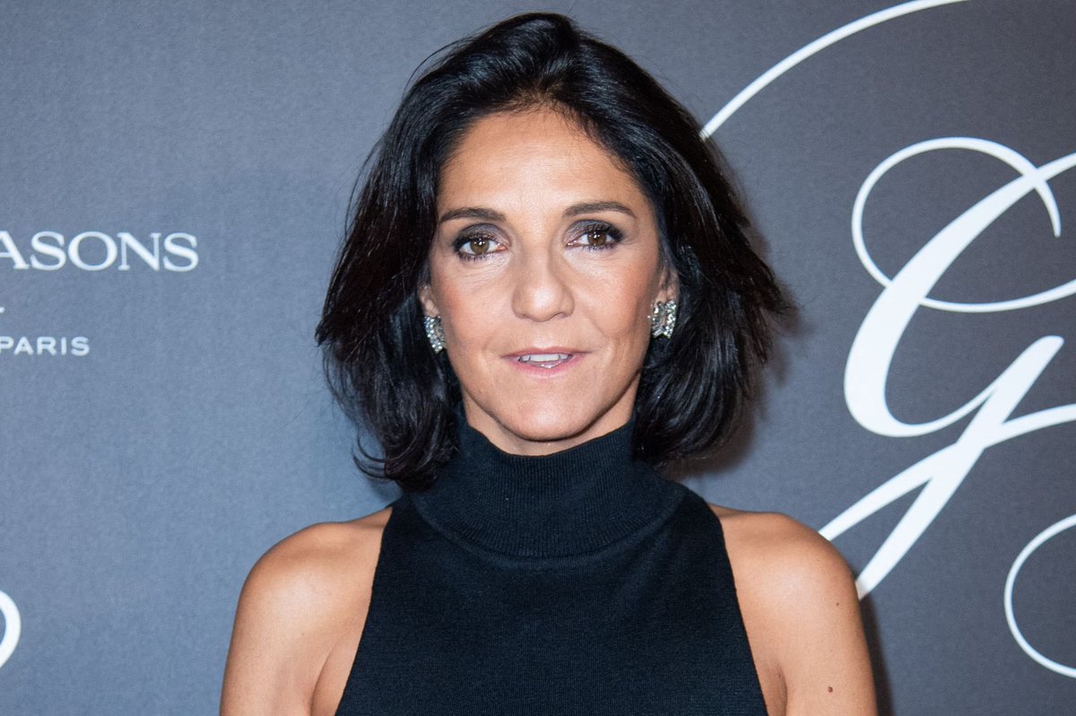 GossipRoomOff's tweet photo. 🚨 "Quand on n'a pas vécu ça de près, les crises d'angoisse, les attaques de panique, ou la vraie dépression, on a tendance à croire que c'est un caprice de gens qui ont 'besoin d'un coup de pied au cul'. Et il n'y a rien de pire pour vous enfoncer. On souffre assez de la honte d'être dépressif alors que tout va bien, qu'on a de l'argent, de l'amour, des enfants, etc. Si en plus on subit le jugement des proches, ça fait beaucoup."

Florence Foresti se confie ouvertement et avec beaucoup de sincérité sur sa lutte contre ses crises d'angoisse et sa dépression. Une prise de parole puissante, qui souligne l'importance de la compassion envers ceux qui en souffrent. ❤️‍🩹 (via Journal des Femmes)