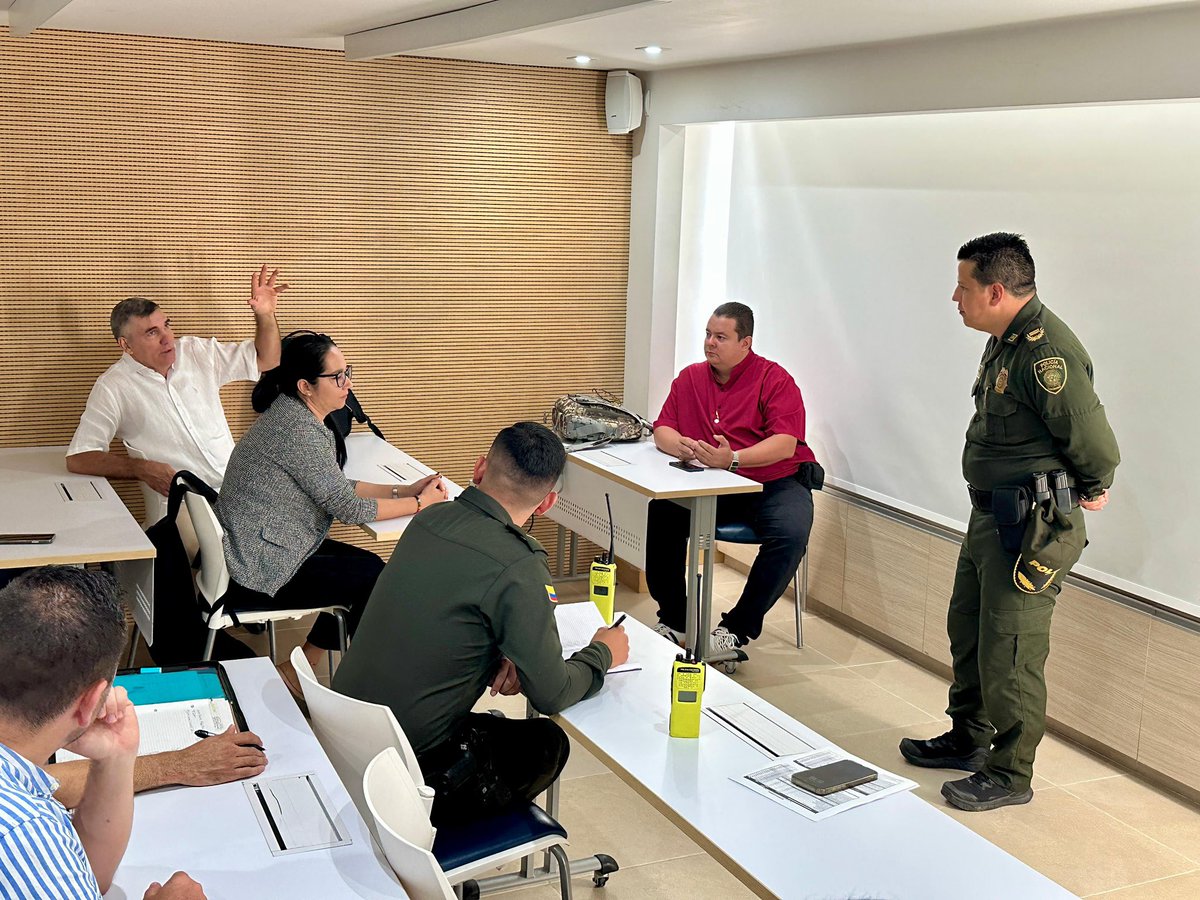 En desarrollo reunión entre la Alcaldía Municipal, el Comando de la Policía, el Gaula, la Cámara de Comercio de Buga y comerciantes de la ciudad, con el fin de dar a conocer las medidas de seguridad y prevención tomadas para garantizar la seguridad de comerciantes y ciudadanos.
