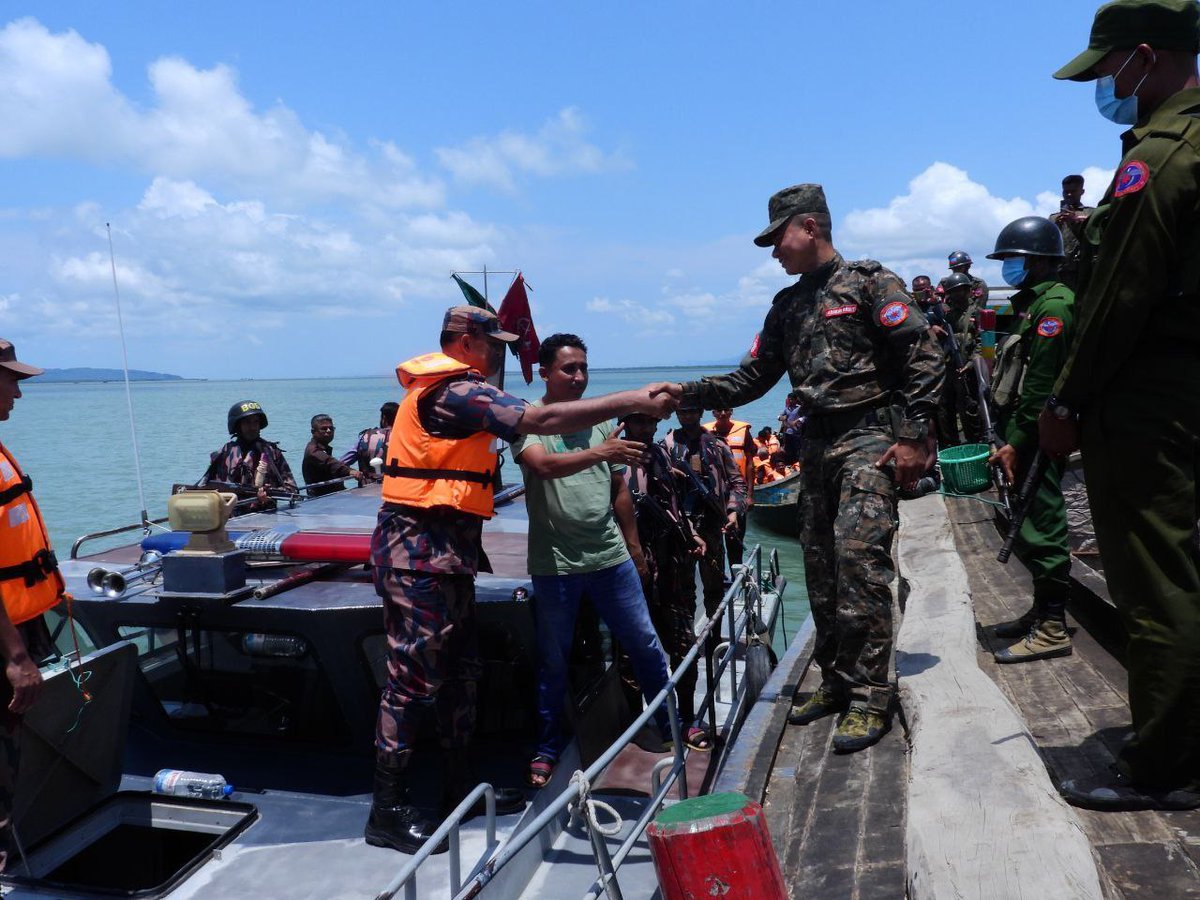 ArakanBaynews's tweet photo. On April 16, 2025, at 12:00 PM, a total of 55 people from Bangladesh who were previously arrested for illegally crossing into Arakan territorial waters from Bangladesh to engage in illegal fishing were repatriated by boat from Maungdaw Township to the Bangladesh Border Guard (BGB).

11 individuals arrested on February 24, 2025
5 individuals arrested on January 25, 2025
15 individuals arrested on March 6, 2025
24 individuals arrested on April 8, 2025

#Myanmar #Arakan #Rakhine