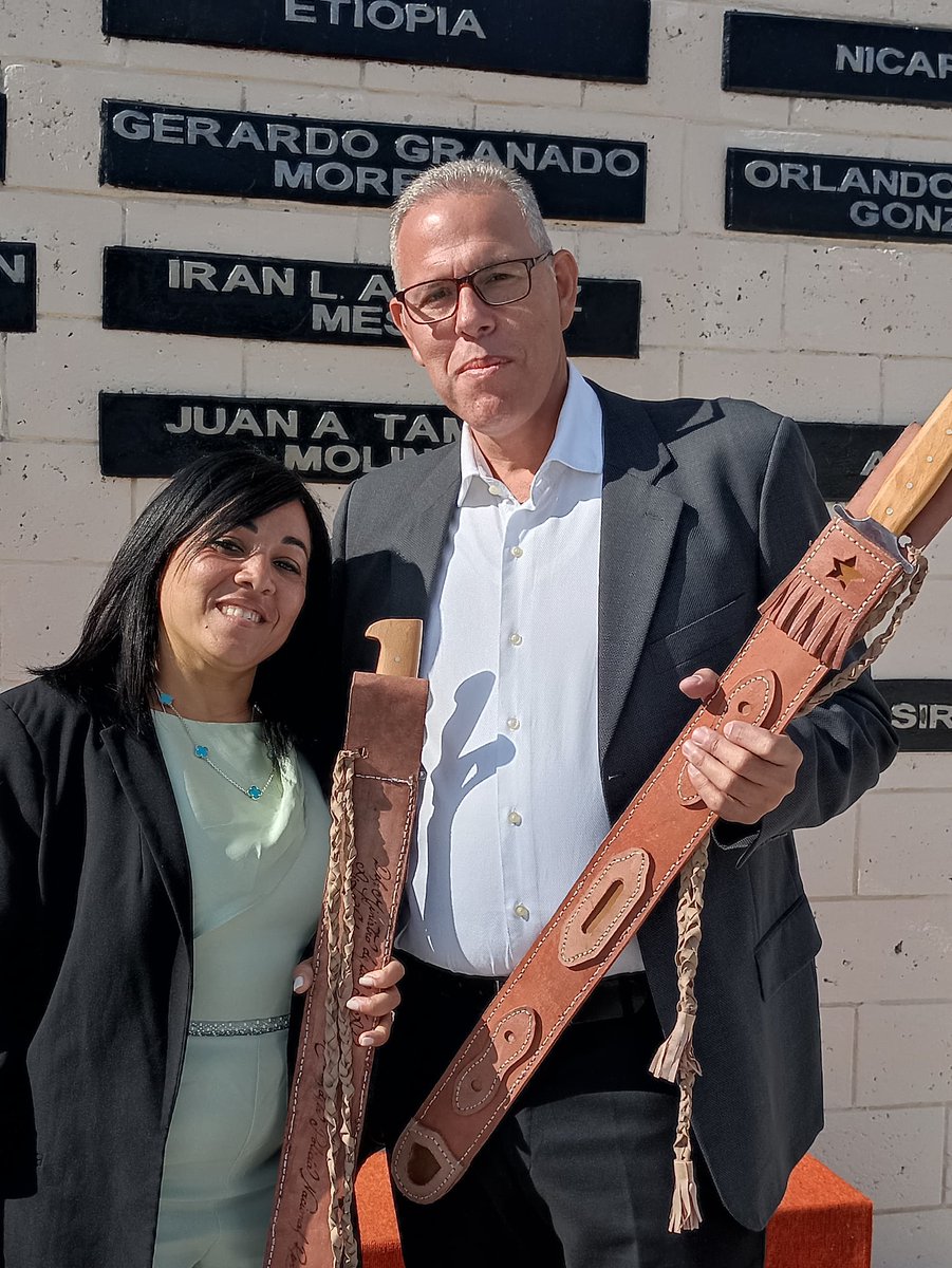 Reciben la réplica del Machete del Generalísimo Máximo Gómez "La Colmenita de la PNR" en manos de su directora Kleyvis Caraballo Pupo, y el director de la Editorial Capitán San Luis del #Minint Julio Antonio Cubría Vichot. Muchas felicidades.