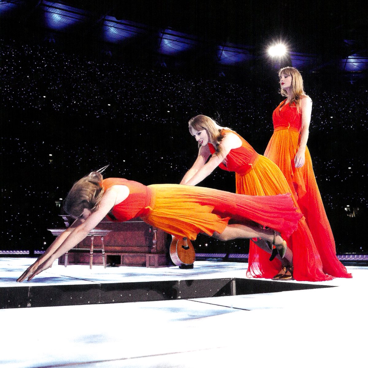 updateswiftbr's tweet photo. HITOU! Vídeo de Taylor Swift pulando no palco durante a “The Eras Tour” ultrapassa 300 MILHÕES de visualizações e 5 MILHÕES de likes no YouTube.

— A cena foi registrada em Cardiff, durante a passagem da turnê pela cidade em 2024. 🔥 https://t.co/FDfvrgPUxE