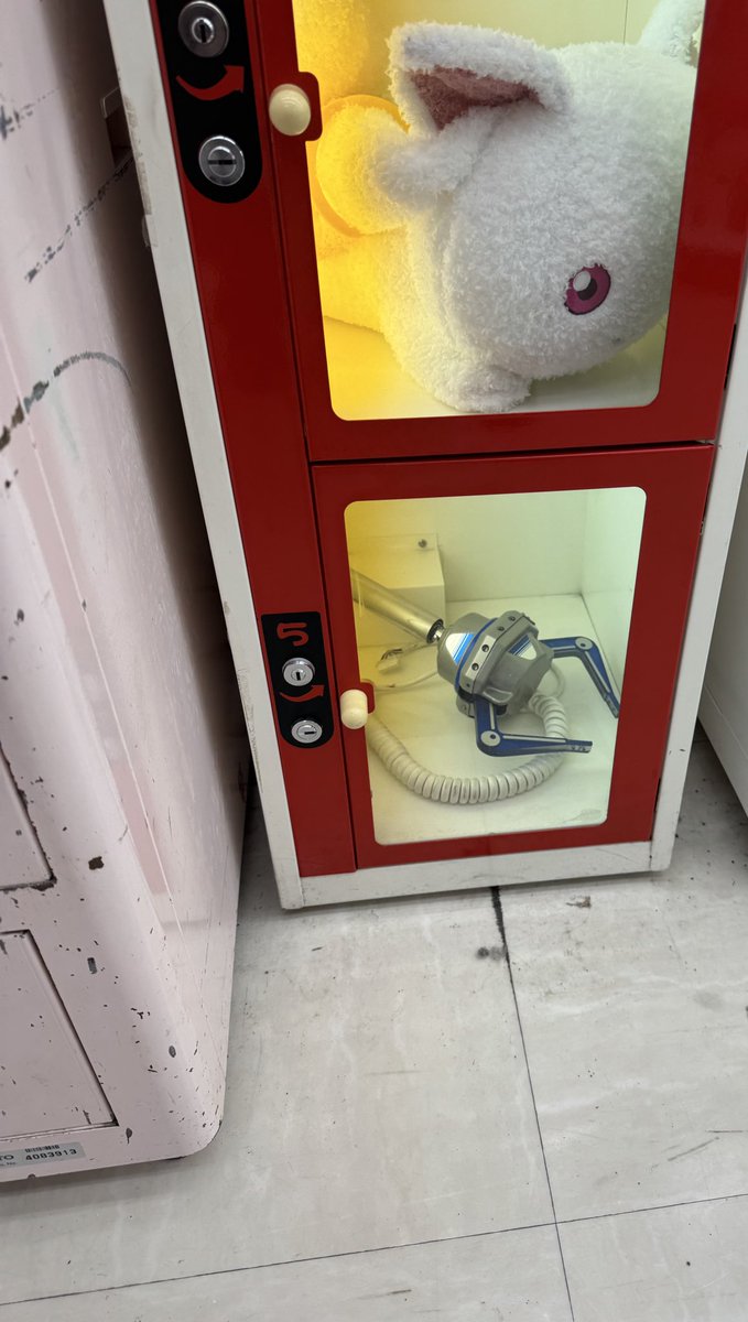 pandango_kurege's tweet photo. #クレーンゲーム　#UFOキャッチャー
#NEWUFOキャッチャー
？！？！？！？！？！
ゲームコーナーの鍵キャッチャーでNEW UFOキャッチャーのアームユニットゲットしました！！！！！！
鍵とぬいぐるみの付け根の金具部分を奇跡的に上手いこと掴んで、300円で取ることができました！
最高！！
\(//∇//)\ https://t.co/7tXYjdeLi8