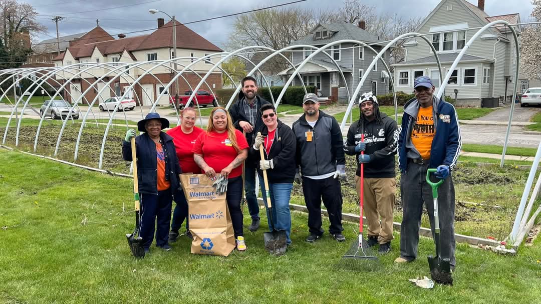 ourfamilyohio's tweet photo. The incredible associates from @Walmart Lorain rolled up their sleeves for #SamsClubDayOfService showing what it means to give back!
Teaming up with @ourfamilyohio, they helped revitalize the LCCAA community garden at @ElyriaLibrary South Branch prepping it for a new season. https://t.co/ZvwQFsOgXj
