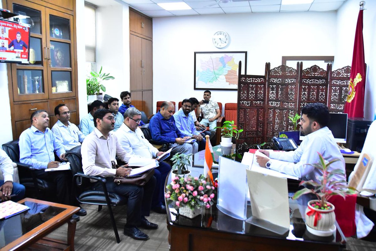 diprogurugram1's tweet photo. #DLRC “डीएलआरएसी बैठक में युवाओं को आत्मनिर्भर बनाने पर फोकस – ट्रेनिंग, लोन और मार्केट से जोड़ने की रणनीति तय”
#Infra “बैंकों, संस्थानों और बाजार के समन्वय से बनेगा स्वरोजगार का मजबूत ढांचा : एडीसी”
#Meeting एडीसी श्री हितेश कुमार मीणा ने डीएलआरएसी की बैठक की अध्यक्षता करते हुए कहा कि युवाओं को आत्मनिर्भर बनाना सरकार की प्राथमिकता है।
#Direction उन्होंने अधिकारियों को निर्देश दिए कि बैंक, ट्रेनिंग संस्थान और समर्थन एजेंसियां आपसी समन्वय से काम करें ताकि ज़्यादा से ज़्यादा युवाओं को फायदा मिल सके।
#Employment #RUDSETI
#LeadBank
#Gurugram #Haryana