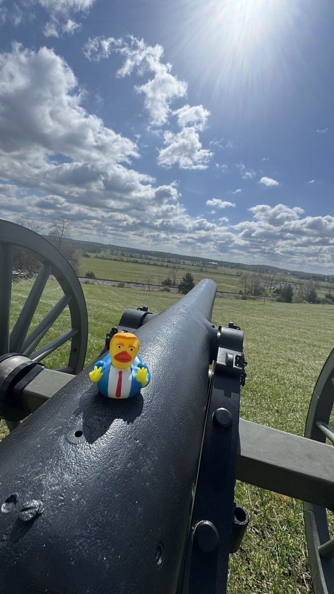 TYLERNOL_R's tweet photo. Hey mom, it’s me #TrumpDuck! I’m sitting on a cannon of the Northern Virginian artillery at the Battle of Gettysburg! https://t.co/KHLthbbVmX
