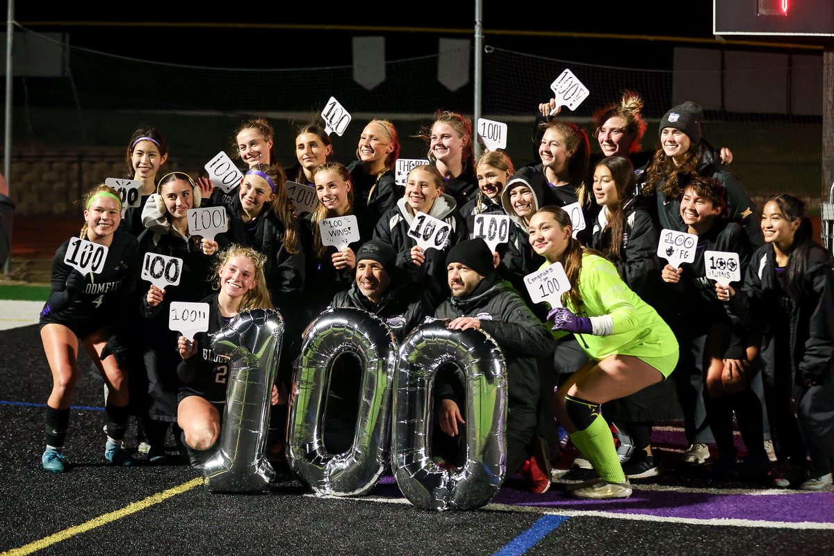 Bloomfield Hills' Coach Alan Zakaria achieved his 100th career win  as the Black Hawks defeated the Troy Colts 3-2 last night 
susanadamsphoto.com/bhhsblackhawks…
<a href="/bhschools/">BHSchools</a> <a href="/BHBlackHawks/">BH Black Hawks</a>