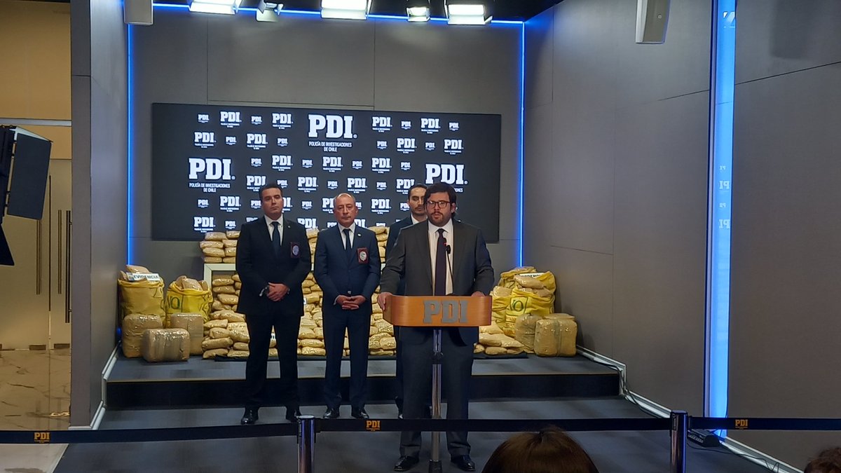 Fiscalía CentroNorte (@frcentronorte) on Twitter photo 🔴AHORA: <a href="/FRCentroNorte/">Fiscalía CentroNorte</a> junto a Brigada Antinarcóticos expone aspectos generales en la desarticulación de banda de 7 imputados por tráfico de más de 600 kilos de droga. Fiscal Alfredo Cerri está en la dirección de trabajo investigativo junto a equipo de PDI. Hoy es audiencia. 🔴AHORA: <a href="/FRCentroNorte/">Fiscalía CentroNorte</a> junto a Brigada Antinarcóticos expone aspectos generales en la desarticulación de banda de 7 imputados por tráfico de más de 600 kilos de droga. Fiscal Alfredo Cerri está en la dirección de trabajo investigativo junto a equipo de PDI. Hoy es audiencia.