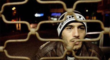 Birden durup dururken içim cız etti. Bi baktım yine aynı karın ağrısı. 

Öyle özlemişim ki seni. Yol belli, eğ başını usul usul yürü şimdi.