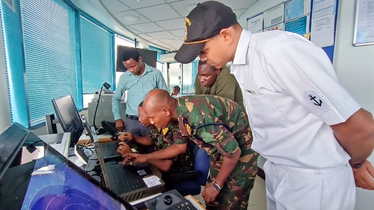 indiannavy's tweet photo. In preparation for the upcoming Sea Phase of #AIKEYME 25, a pre-sailing conference was held onboard #INSChennai for the Operations Teams of the participating #KenyaNavy and Tanzania Peoples Defence Forces #TPDF ships.
#INSChennai also undertook installation and demonstration of the MITRA terminals onboard the participating ships, for seamless communication during the Sea Phase, which begins today #16Apr 25.
#BridgesofFriendship
#NavalExercises #MaritimeSecurity #Collaboration
@IndiainTanzania @IndiainKenya @kdfinfo