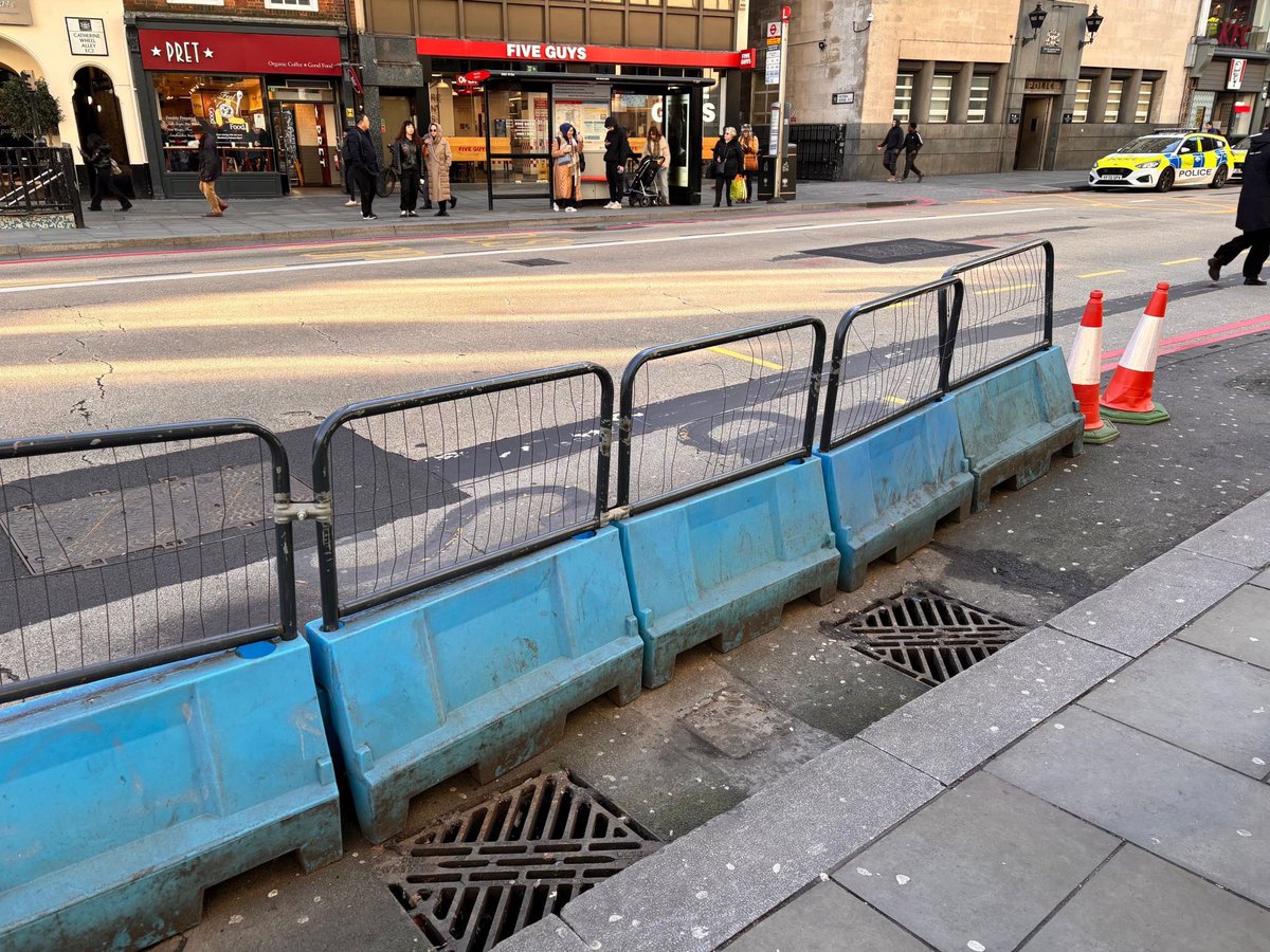 🚧After much campaigning to colleagues at the GLA and TfL, we can now confirm that the temporary blue barriers on #Bishopsgate are going!! 🎉
Work starts on 22nd April and will be completed by 2nd July. 
Most work will be overnight, to avoid road closures during the working day.