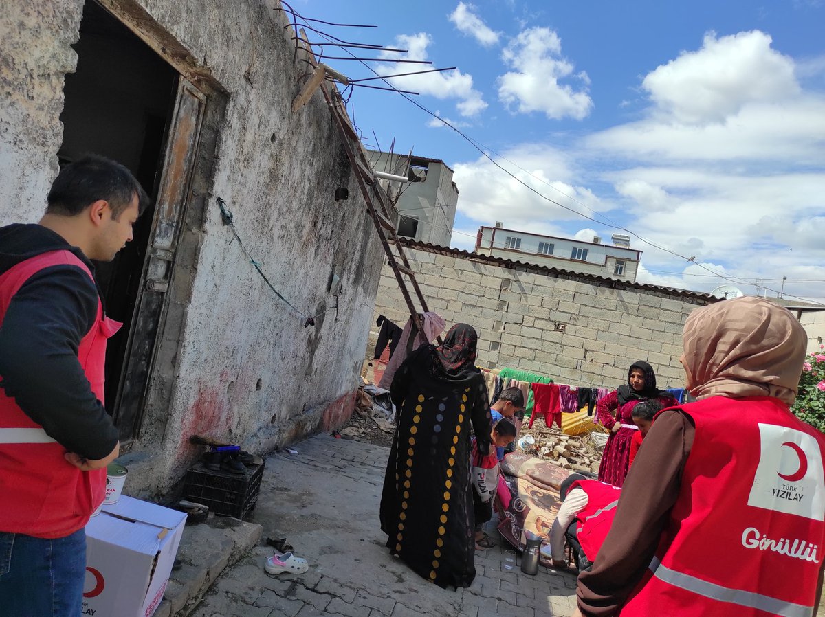 Türk Kızılay Şanlıurfa Eyyübiye ilçesi gönüllüleri olarak tespit edilen ihtiyaç sahibi ailelerimize gıda kolilerimizi ulaştırmaya devam ediyoruz 🤲🏻🙌